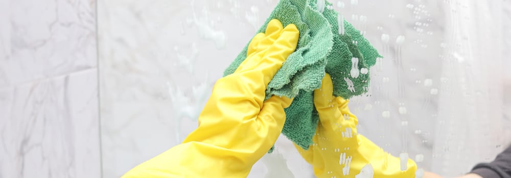 Cleaning a mirror with a sponge