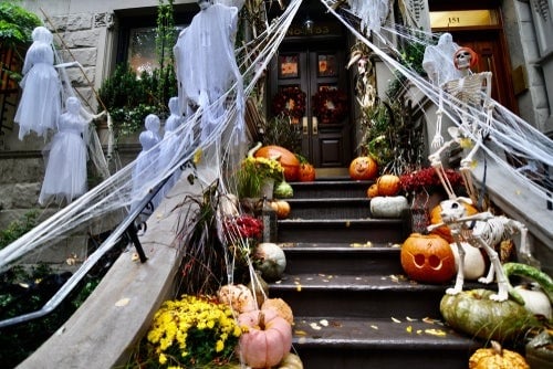 stoop decorated for halloween